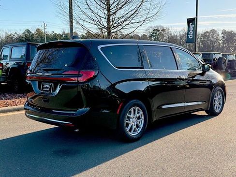 New 2026 Chrysler Pacifica Select image 12