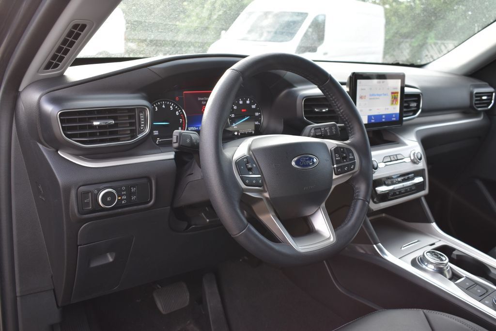 Used 2024 Ford Explorer XLT w/ Equipment Group 202A AWD/4WD image 9
