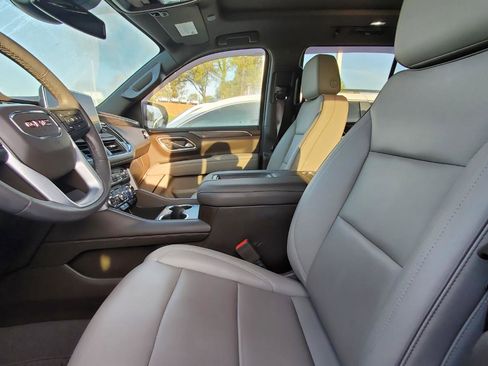 Used 2023 GMC Yukon SLT w/ SLT Luxury Package image 3