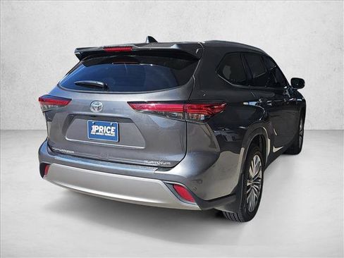 Used 2023 Toyota Highlander Platinum image 5