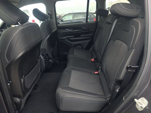 Used 2023 Jeep Grand Cherokee Laredo image 4