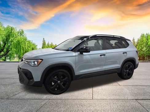 Certified 2025 Volkswagen Taos SE image 7