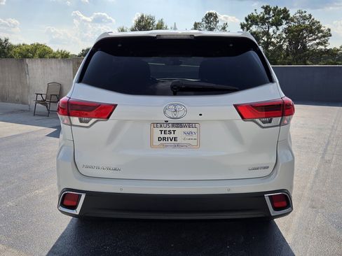 Used 2017 Toyota Highlander Limited FWD image 4