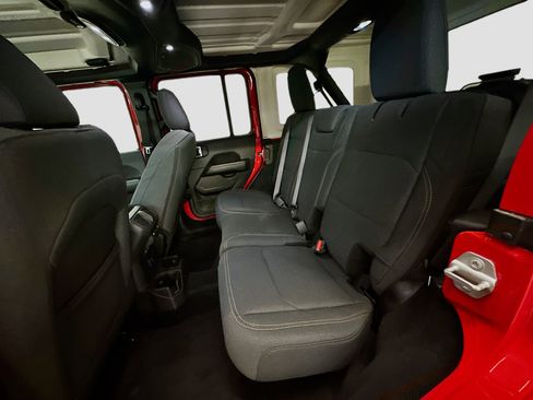 Used 2025 Jeep Wrangler Sahara image 28