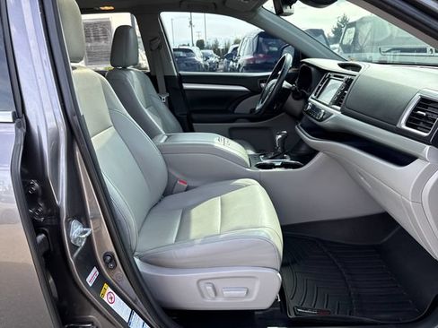 Used 2018 Toyota Highlander XLE AWD/4WD image 9