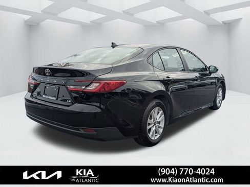 Used 2025 Toyota Camry LE image 3