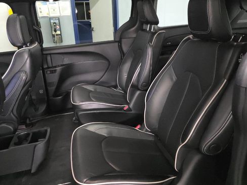 Used 2022 Chrysler Pacifica Limited w/ S Appearance Package image 10