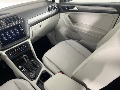 Certified 2022 Volkswagen Tiguan SE w/ Panoramic Sunroof Package image 11