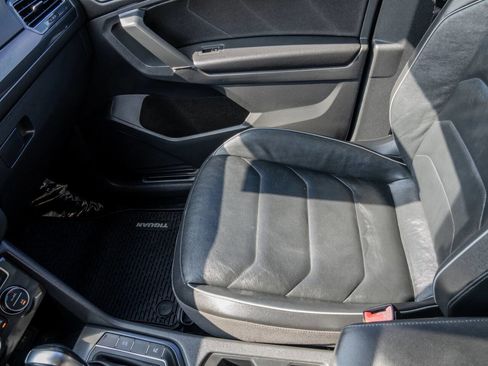 Used 2018 Volkswagen Tiguan SEL Premium image 33