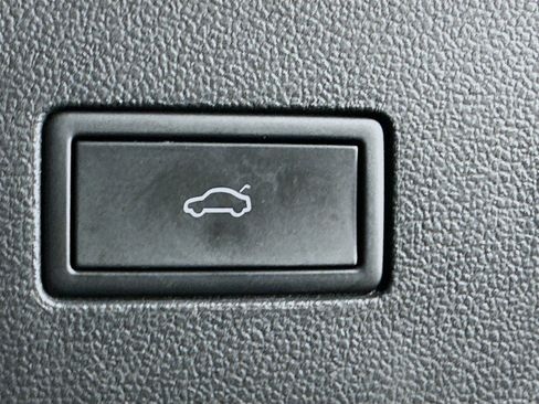 Used 2025 Volkswagen Atlas SE image 31