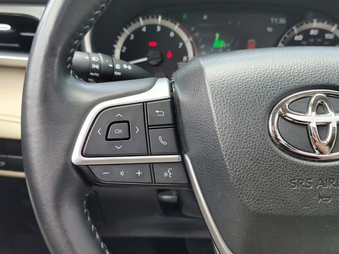 Used 2023 Toyota Highlander XLE AWD/4WD image 30
