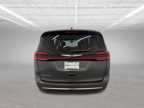Used 2023 Chrysler Pacifica Touring-L FWD image 4