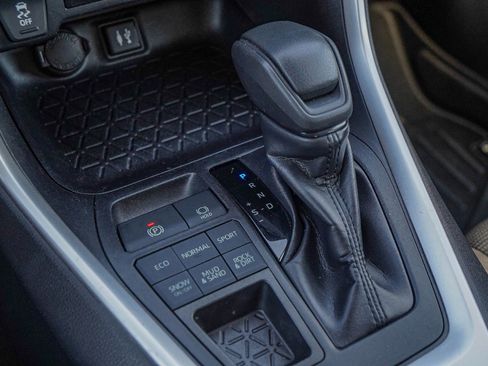 Used 2019 Toyota RAV4 LE image 15