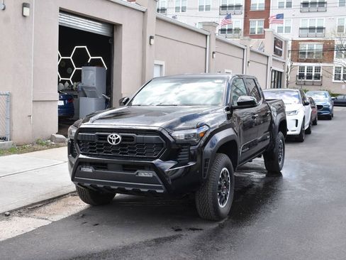 Used 2025 Toyota Tacoma TRD Off-Road AWD/4WD image 2