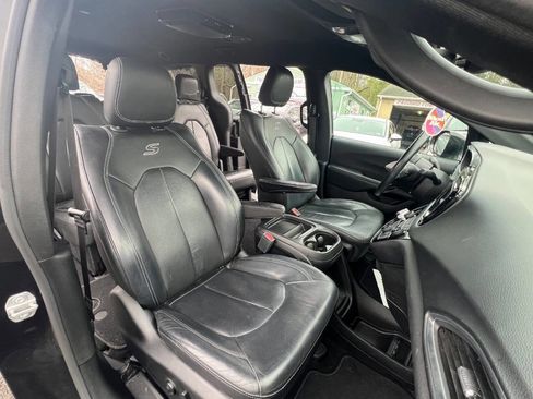 Used 2019 Chrysler Pacifica Touring-L FWD image 17