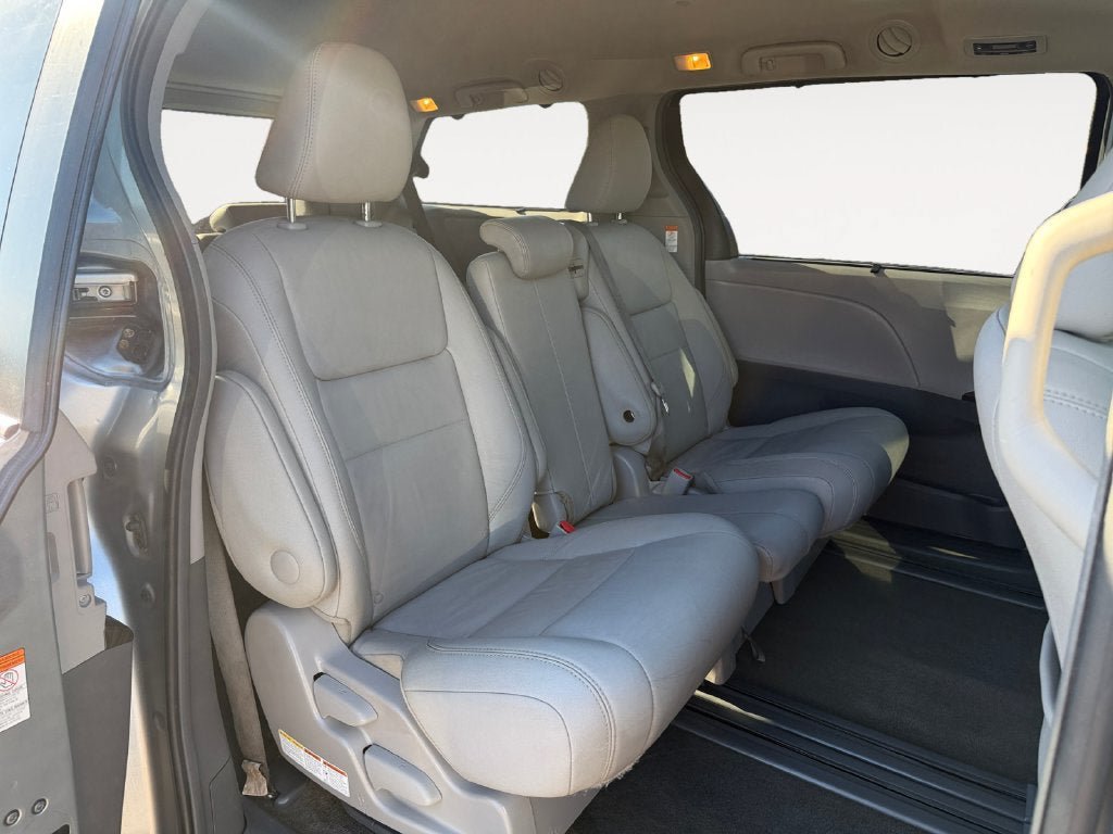 Used 2017 Toyota Sienna XLE w/ XLE Navigation Package FWD image 24