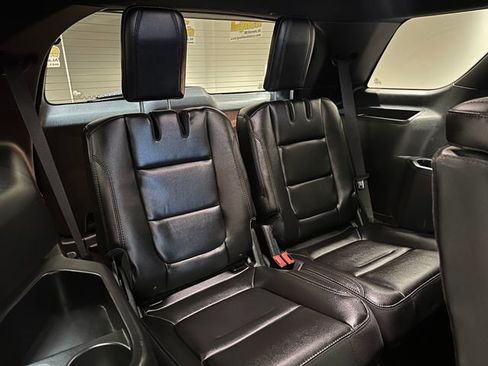 Used 2018 Ford Explorer XLT w/ XLT Appearance Package AWD/4WD image 19