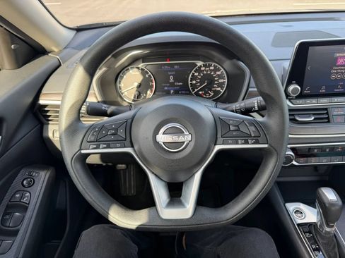 Used 2025 Nissan Altima 2.5 SV FWD image 19