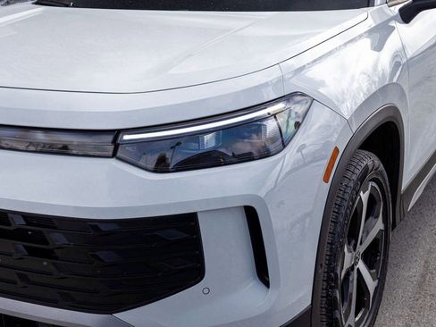 Used 2025 Volkswagen Tiguan SE image 37