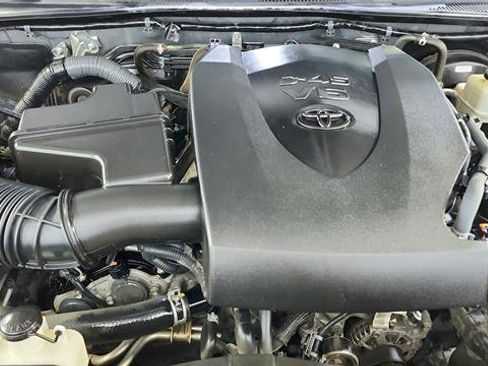 Used 2017 Toyota Tacoma SR5 w/ Tow Package RWD image 33
