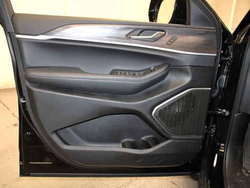 New 2025 Jeep Grand Cherokee Limited w/ Luxury Tech Group II image 28