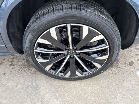 New 2026 Volvo XC90 B6 Plus w/ Protection Package Premier AWD/4WD image 16