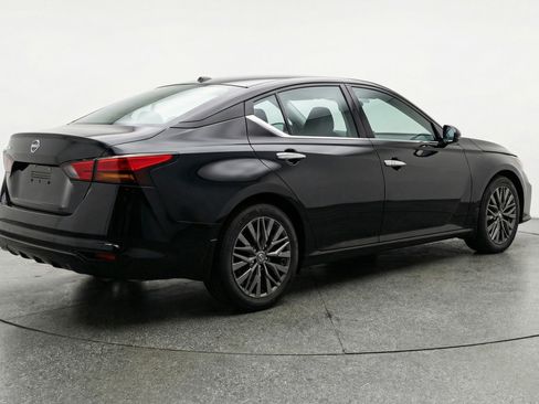 Used 2025 Nissan Altima 2.5 SV image 9