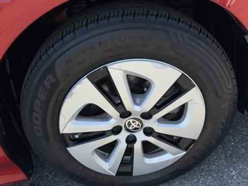 Used 2017 Toyota Prius Four FWD image 3