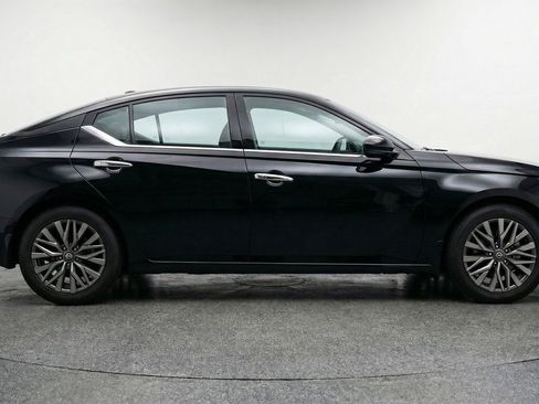Used 2025 Nissan Altima 2.5 SV image 11