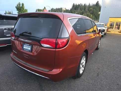 Used 2018 Chrysler Pacifica Touring Plus w/ Tire & Wheel Group FWD image 5