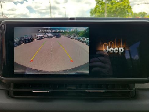 Used 2024 Jeep Wrangler Unlimited Sahara AWD/4WD image 15