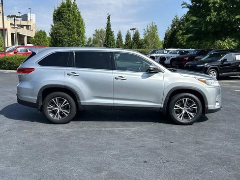 Used 2019 Toyota Highlander LE image 3