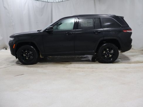 New 2026 Jeep Grand Cherokee Laredo image 4