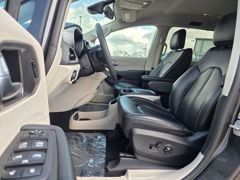 Used 2023 Chrysler Pacifica Touring-L FWD image 23