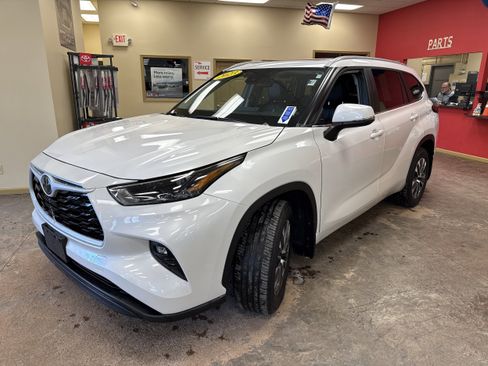 Used 2023 Toyota Highlander XLE image 3