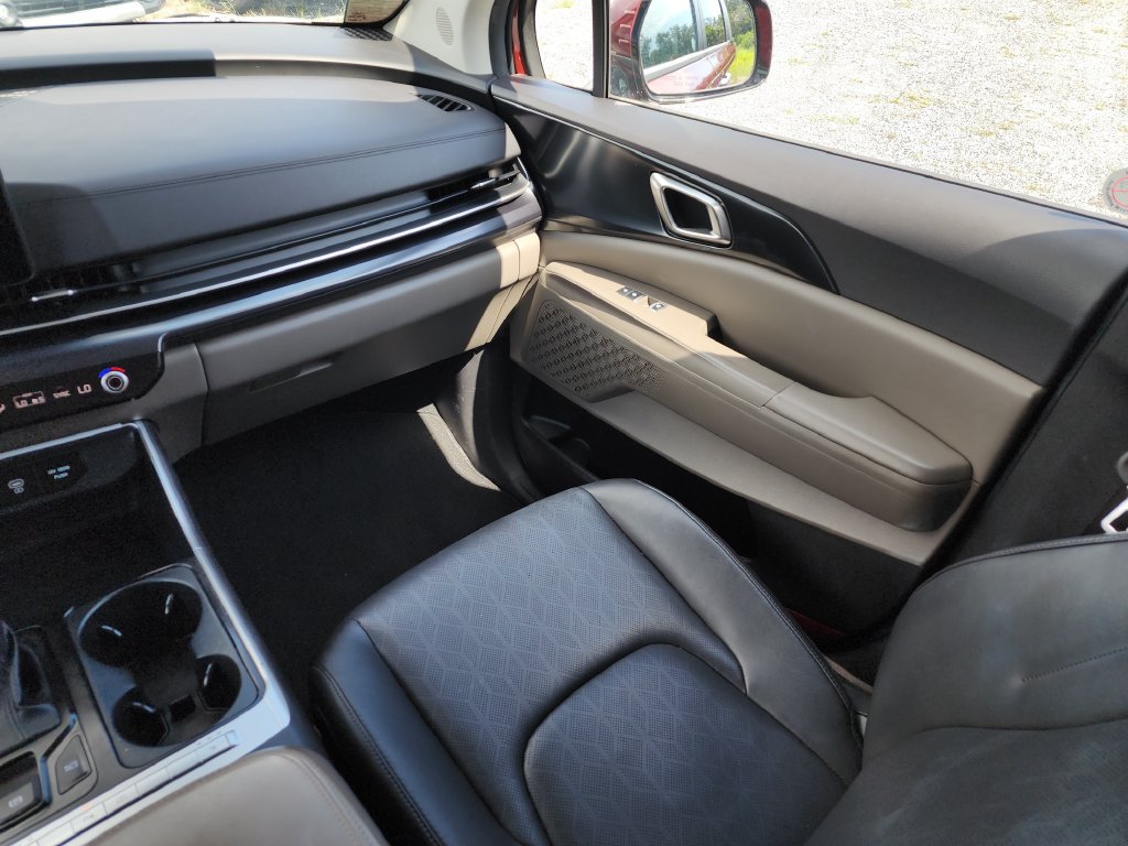 Used 2025 Kia Carnival FWD image 23