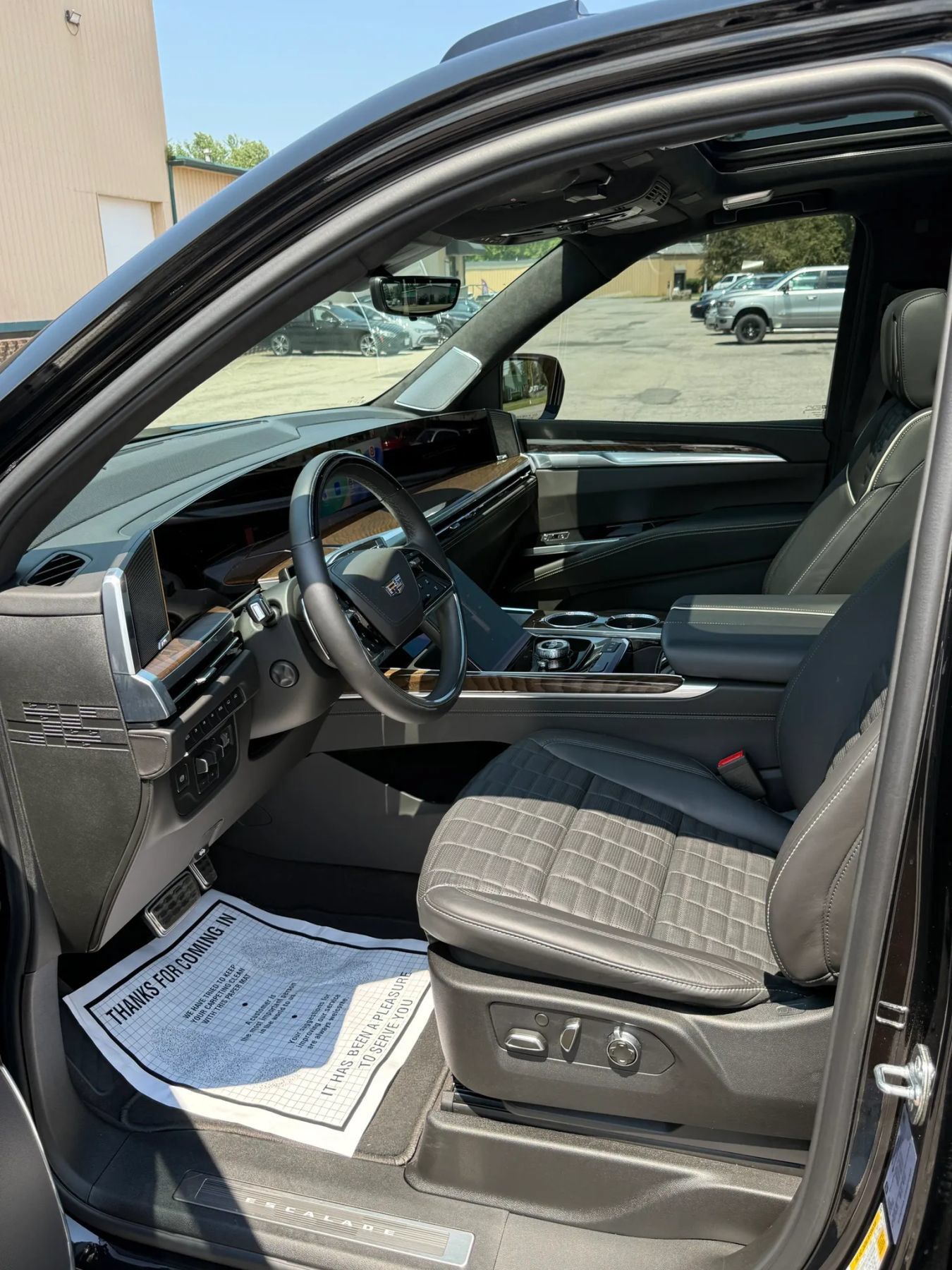 Used 2025 Cadillac Escalade Sport Platinum w/ LPO, ONYX Package AWD/4WD image 38