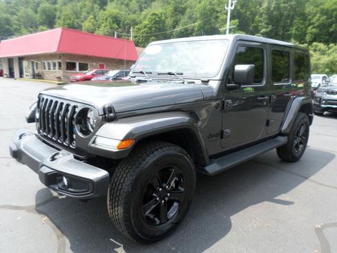 Used 2022 Jeep Wrangler Unlimited Sahara AWD/4WD image 3