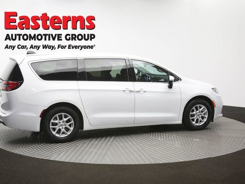 Used 2023 Chrysler Pacifica Touring-L FWD image 43