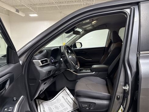 Used 2023 Toyota Highlander L image 18