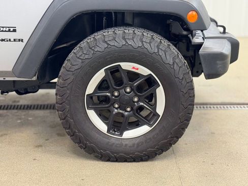 Used 2017 Jeep Wrangler Sport w/ Quick Order Package 24S AWD/4WD image 4