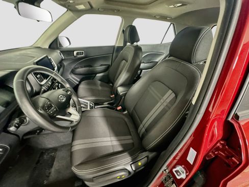 Used 2025 Hyundai Venue SEL FWD image 13