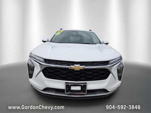 Certified 2025 Chevrolet Trax LT w/ LT Convenience Package FWD image 9