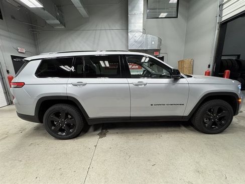 Used 2023 Jeep Grand Cherokee L Limited w/ Black Appearance Package AWD/4WD image 9