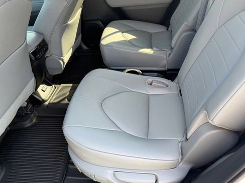 Used 2024 Toyota Highlander XLE AWD/4WD image 58