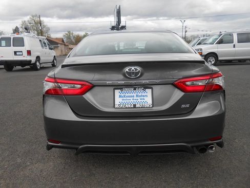 Used 2018 Toyota Camry SE w/ Moonroof Package image 9