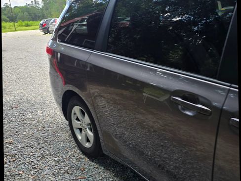 Used 2014 Toyota Sienna LE FWD image 5