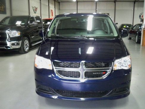 Used 2013 Dodge Grand Caravan SXT w/ UConnect Hands-Free Group image 2