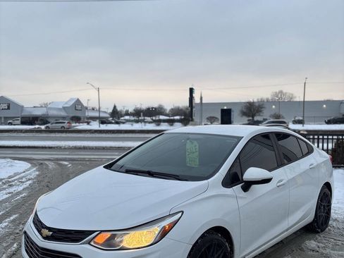 Used 2018 Chevrolet Cruze LS FWD image 3