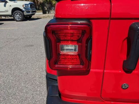 Used 2019 Jeep Wrangler Unlimited Sahara AWD/4WD image 8